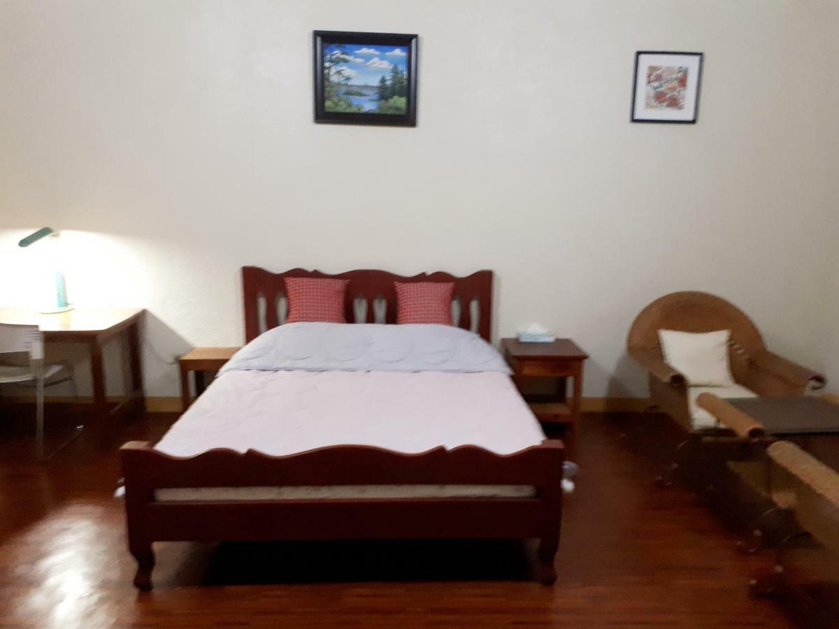Minine Guesthouse Silang Buitenkant foto