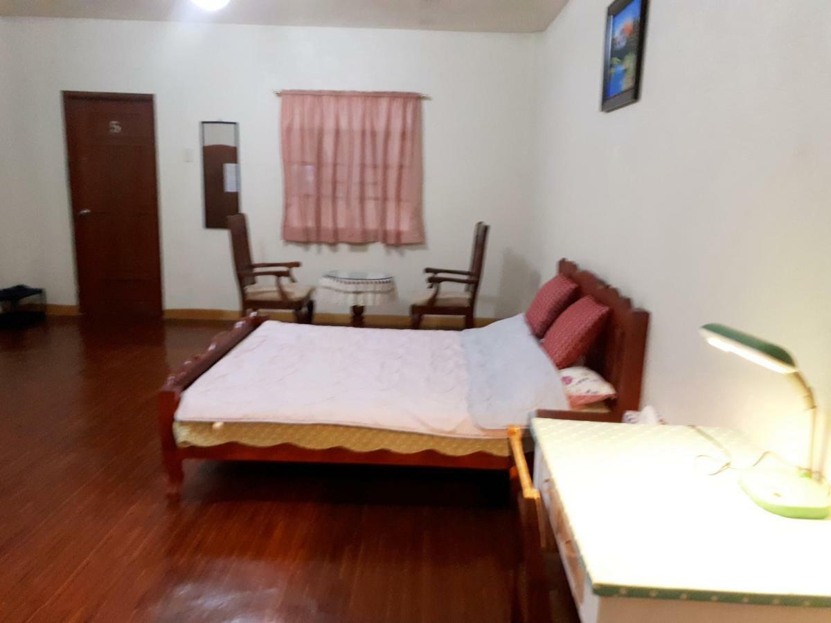 Minine Guesthouse Silang Buitenkant foto