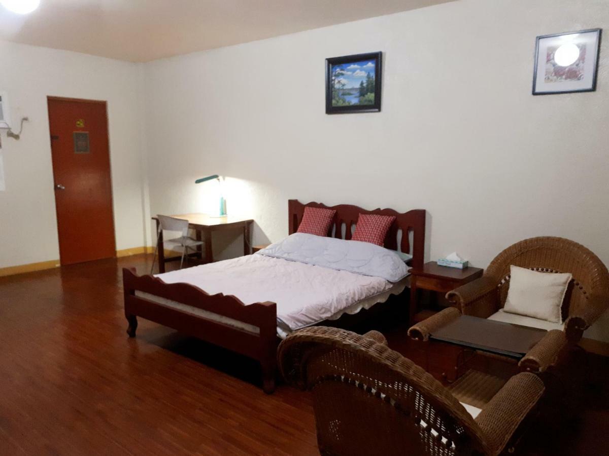 Minine Guesthouse Silang Buitenkant foto
