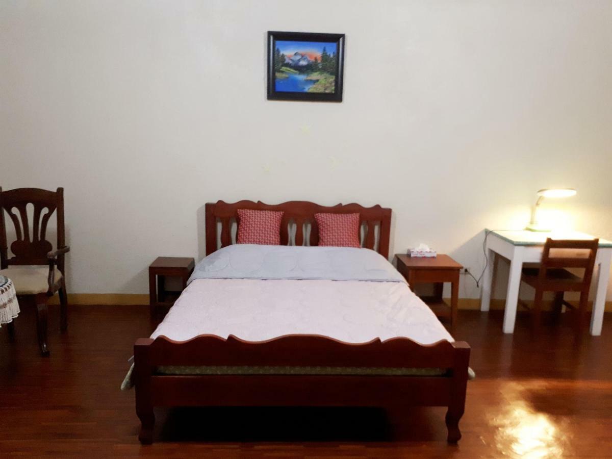 Minine Guesthouse Silang Buitenkant foto