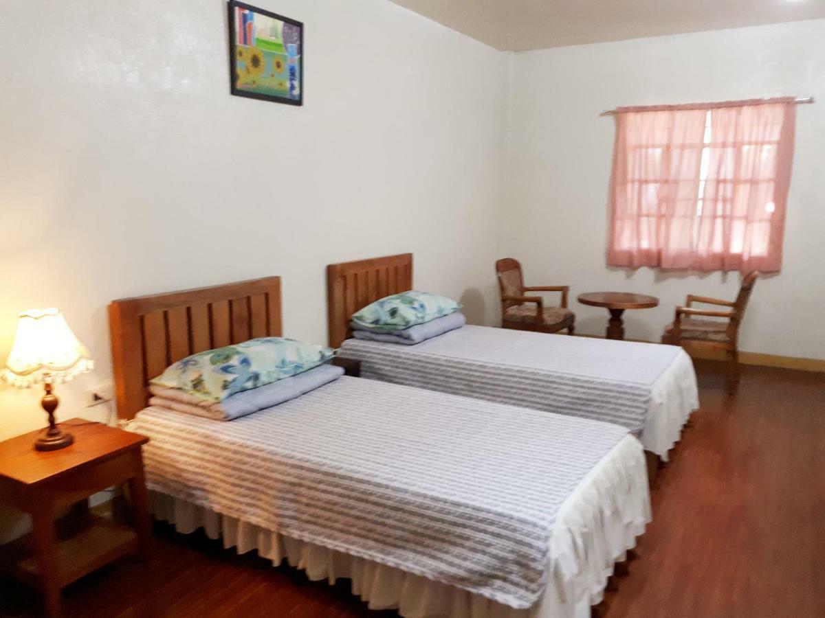 Minine Guesthouse Silang Buitenkant foto