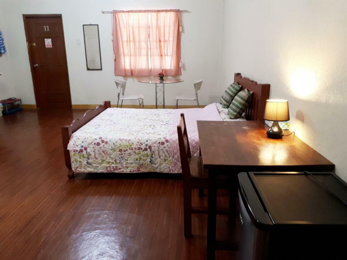 Minine Guesthouse Silang Buitenkant foto